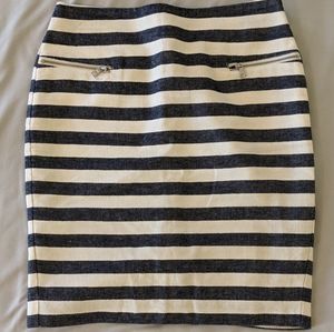 Ann Taylor Size 0P Knee Length Skirt